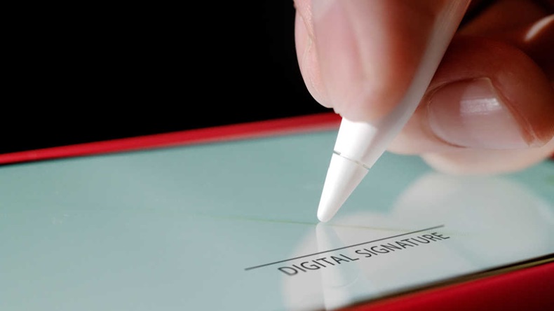selective focus, white tablet stylus in hand businessman,Digital signature concept. contract signature agreement.
